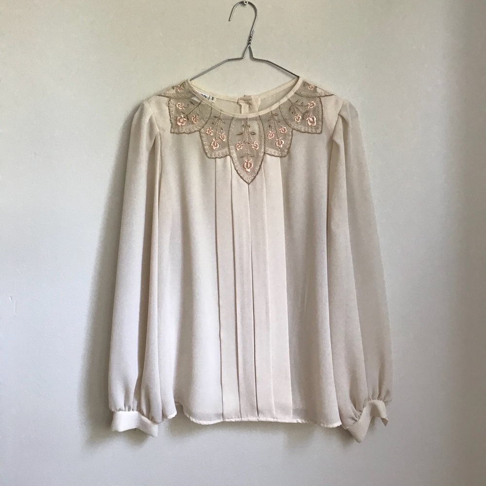 ♥️Embroidered button down back blouse - Picture 2 of 7